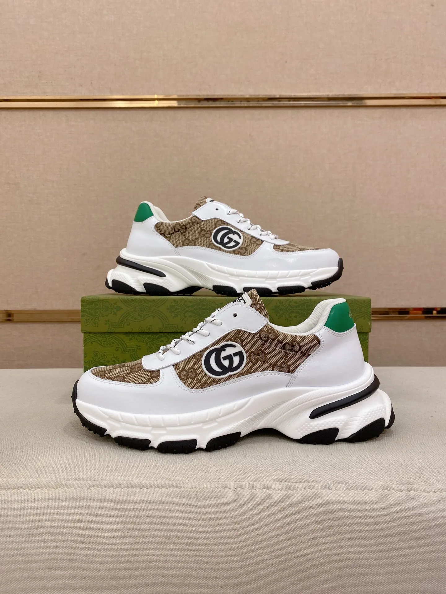 Men's men's shoes 442💰🇮🇹🇮🇹GUCCI🔍🔍new models are on sale at the same time at the counter. The uppers are made of top-grain cowhide imported from Italy. Fully imported genuine leather lining 💪💪, completely 1⃣️ to 1⃣️ replica 🇮🇹💪💪, ⚠ sole: original sole provided by the original factory, exclusive movable molded sole super comfortable, ⚠ original factory follow-up, 🔍🔍 high quality, you can go in and out of the counter at will, welcome to compare⚠. Code number: 38-44. Can be customized 45-46